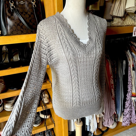 Daytrip Sweaters - ⭐️BOGO FREE⭐️ DAYTRIP Like New V-Neck Knit Sweater